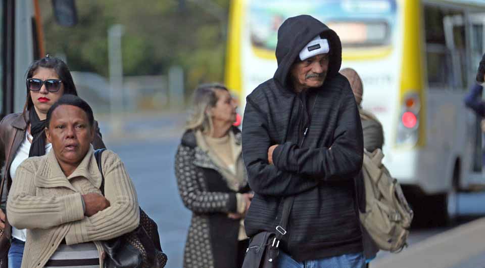 Moradores se agasalham em onda de frio que atinge o país