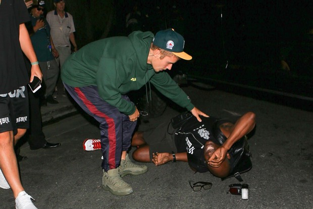 O momento em que Justin conversa com o paparazzo no chão