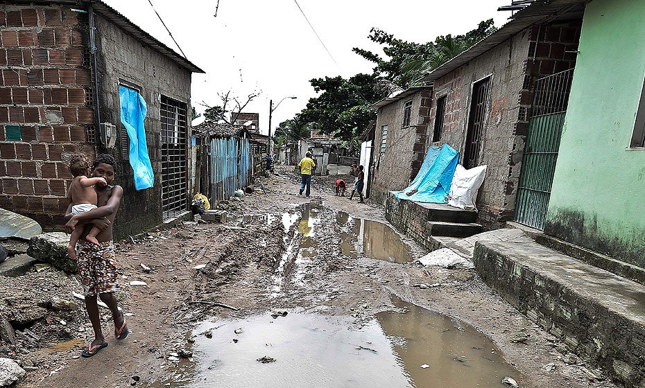 Comunidade pobre vizinha ao rio Tejipió