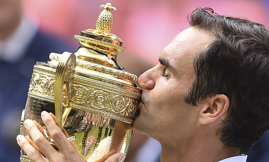 Roger Federer beija a taça