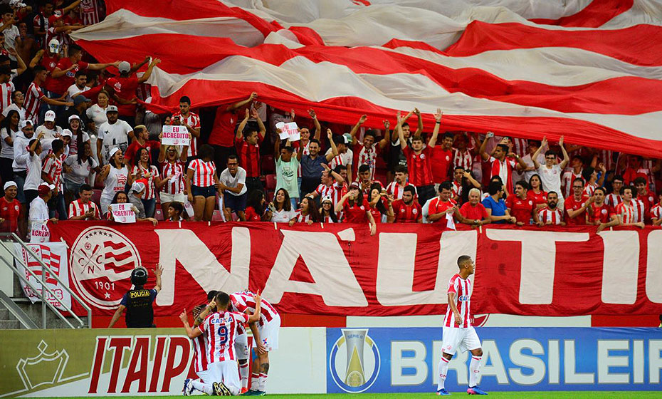 Jogadores festejam gol junto à torcida do Náutico