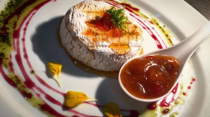 Brie ao Forno com Chutney Picante