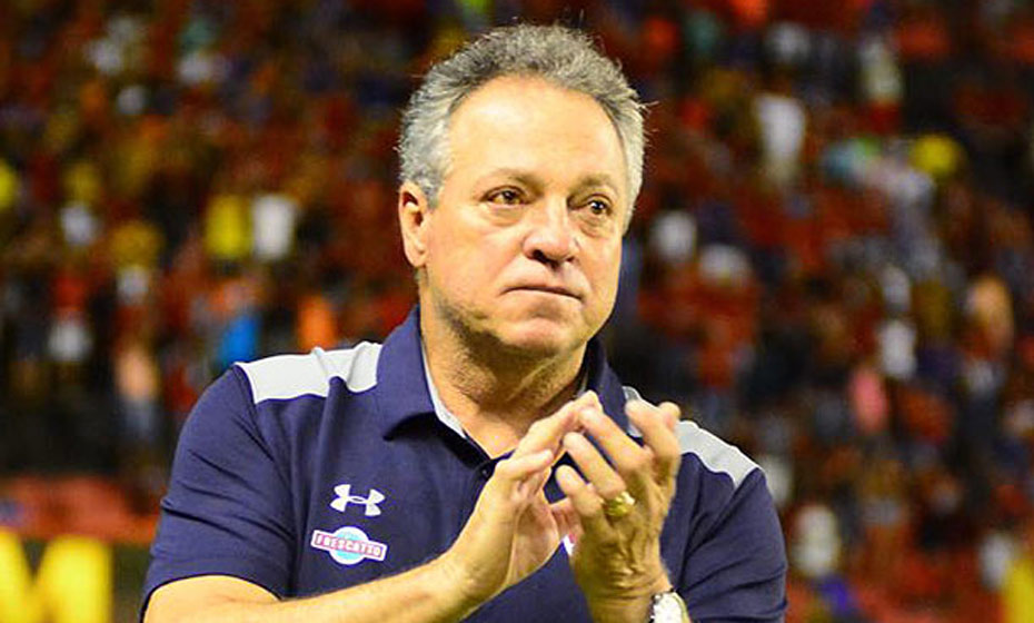 Abel Braga durante aplausos no início da partida