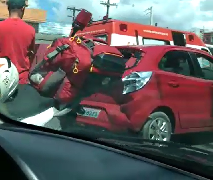 Acidente Entre Carro E Motos Deixa Uma Pessoa Ferida No Viaduto Da ...