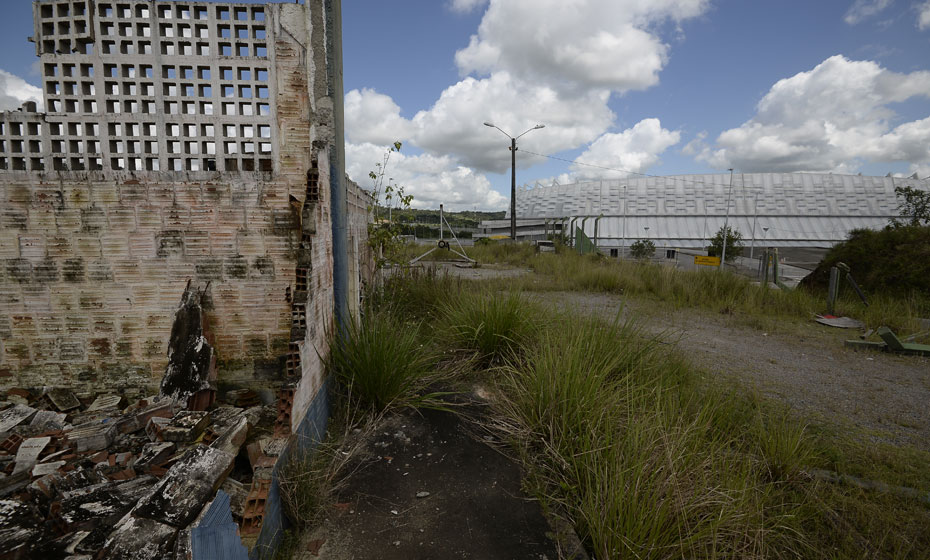 Mato crescendo no entorno da Arena Pernambuco