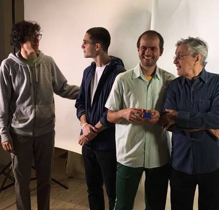 Tom, Zeca, Moreno e Caetano ensaiando