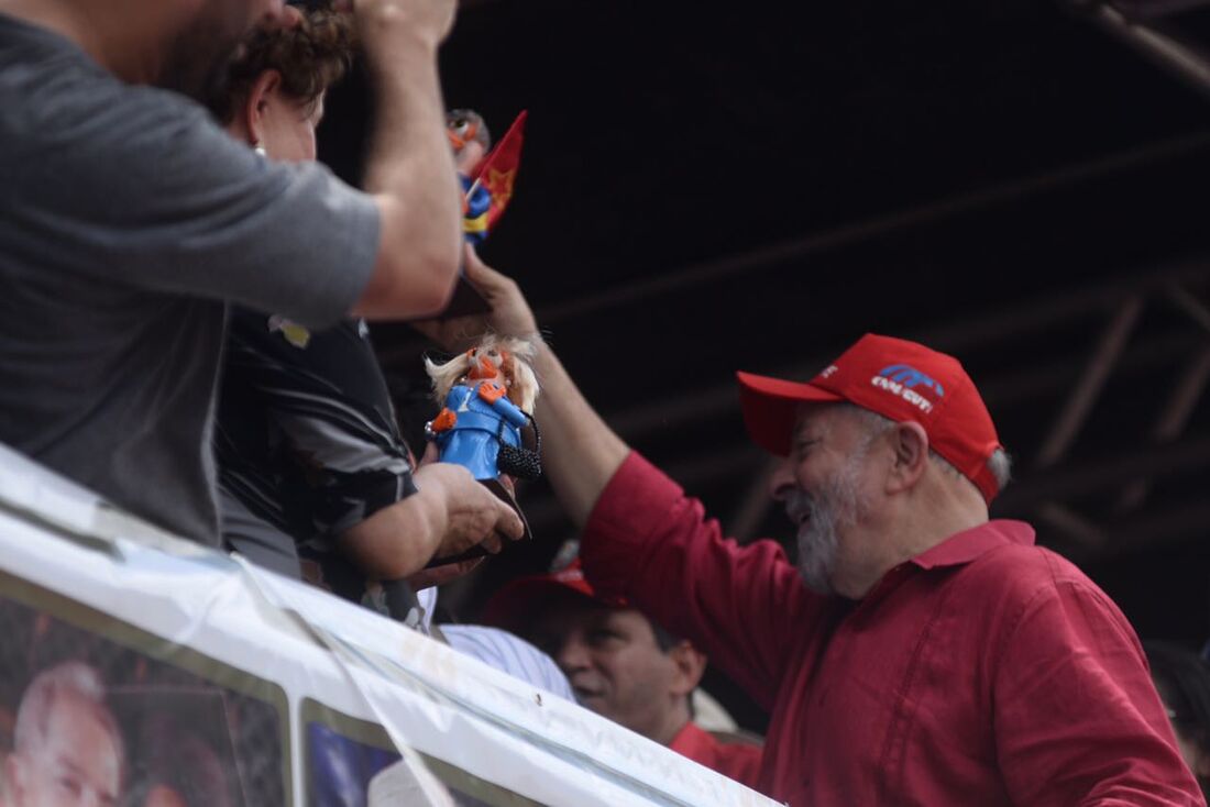 Lula e Dilma receberam bibelôs: galo e galinha com faixa de Presidente da República