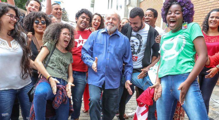 Lula na pose da "sarrada" no encontro com jovens na Bahia