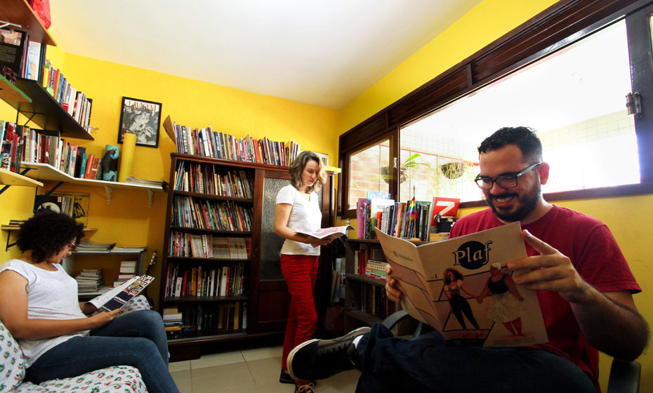 Dandara Palankof, Carol Almeida (em pé) e Paulo Floro, idealizadores da Plaf