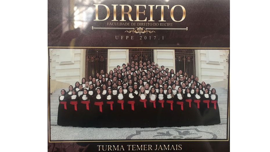Placa da turma 2017.1 de Direito da Universidade Federal de Pernambuco