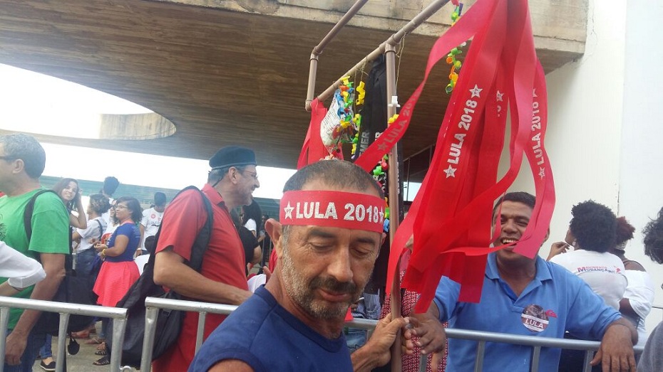 Morador de Pau Amarelo, em Paulista, o vendedor Maurício José Martins, de 53 anos, trouxe material para comercializar durante a passagem do petista