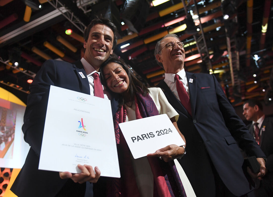 Membros do comitê Paris 2024 comemorando oficialização como sede da próxima edição dos Jogos