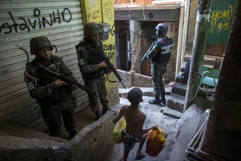 Militares continuam na favela da Rocinha para combater confrontos entre facções de traficantes de drogas