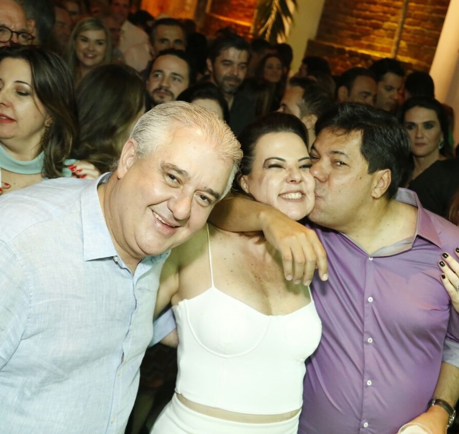 Isabela Coutinho recebendo o carinho do irmão, Mendonça Filho, e do marido, Augusto Coutinho