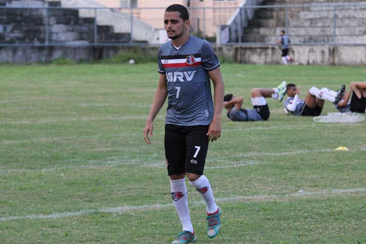 Volante João Ananias no treino