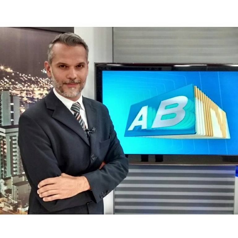 Alexandre Farias apresenta telejornal em Caruaru