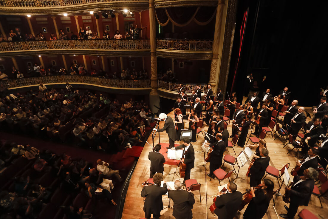 Apresentação da orquestra acontece no Teatro Santa Isabel