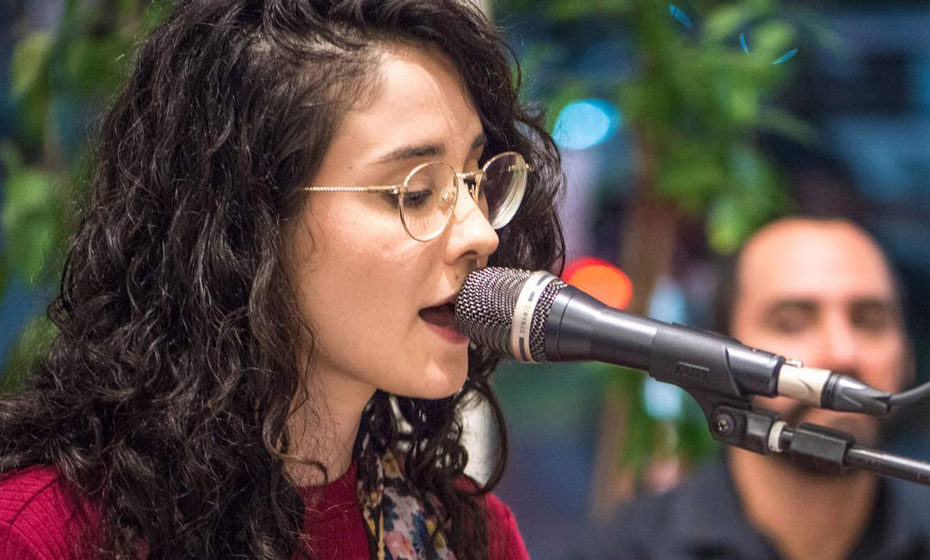 Clarice Mendes, vocalista da Aujourd'Hui