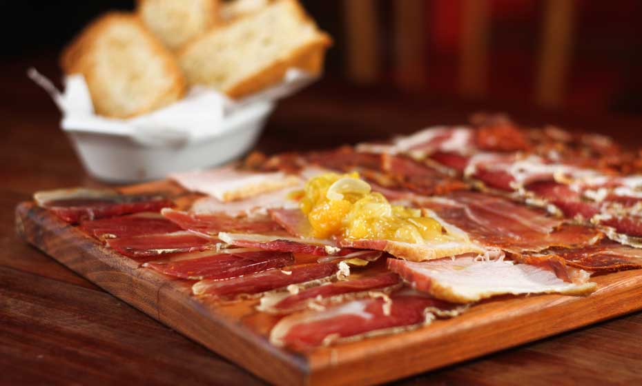 Embutidos artesanais, sem conservantes, são destaques