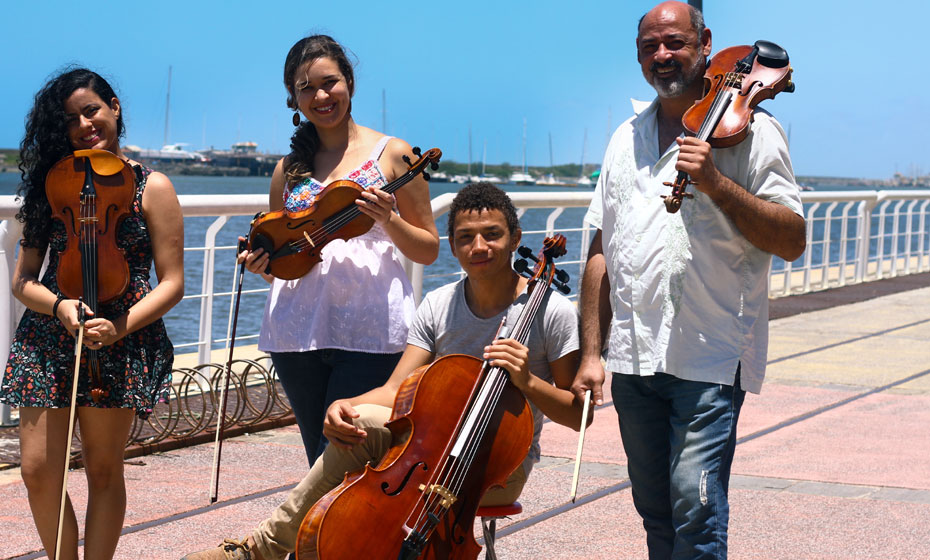 Raquel Paz, Susan Hagar, Fernando Trigueiro (sentado) e Clóvis Pereira Filho, que tocam ao do violoncelista João Pimenta, ausente na foto