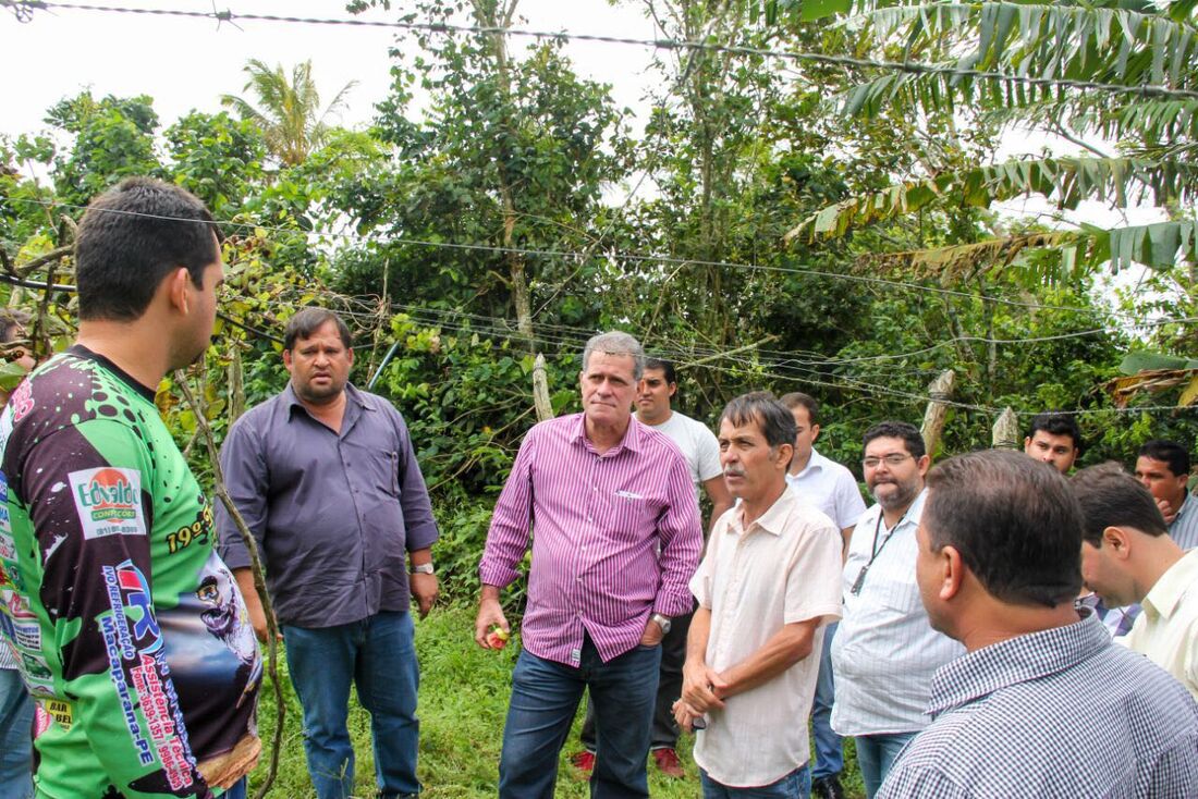 Nilton Mota (C) foi conversar sobre produção de frutas em São Vicente Férrer