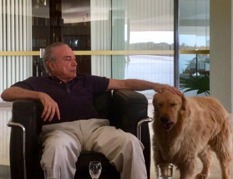 Presidente Michel Temer aparece com o cachorro Thor em imagem publicada nas redes sociais
