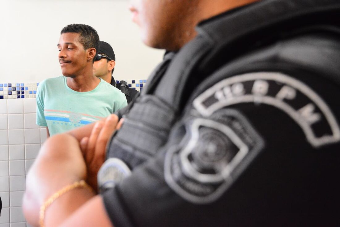 Homem foi preso por agredir ex-mulher com capacete