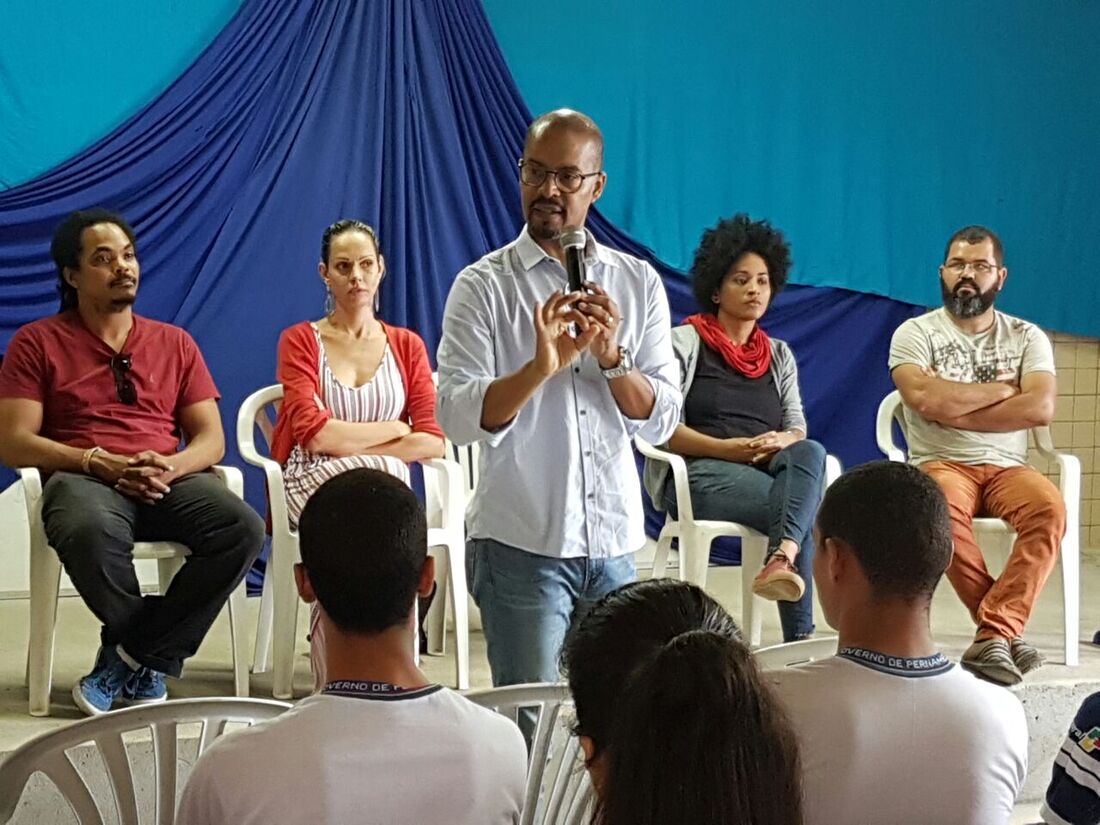 Deputado estadual Edilson Silva participa do projeto Escola de Cidadania