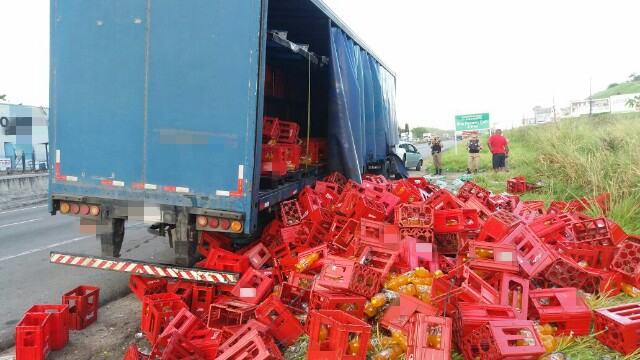 Parte da carga de refrigerantes foi saqueada