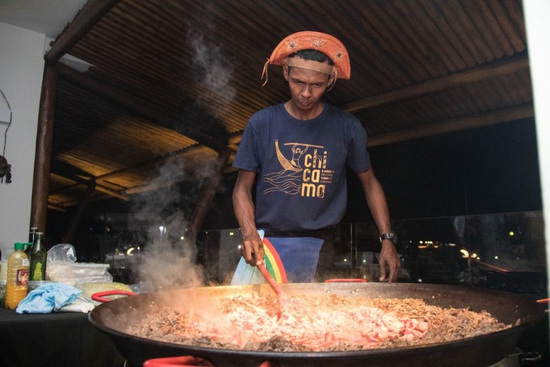 Chef Rivandro cozinhando seu baião de dois