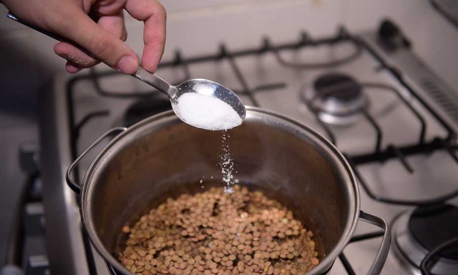 Comece levando a lentilha para o fogo e colocando o sal assim que colocar água