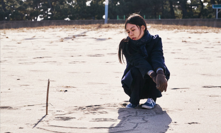 Cena do filme "Na praia sozinha à noite"