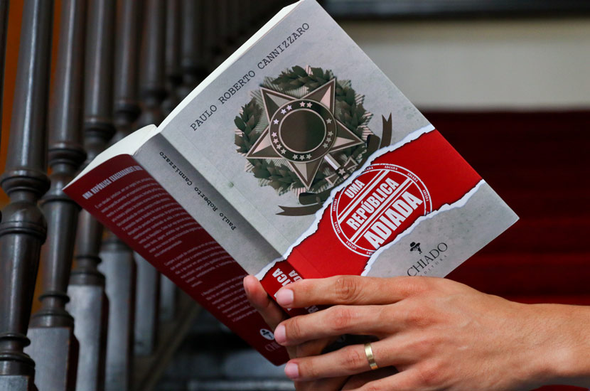 Livro "Uma República Adiada"