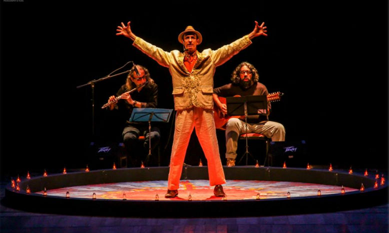 Aramis na peça onde interpreta o escritor Ariano Suassuna