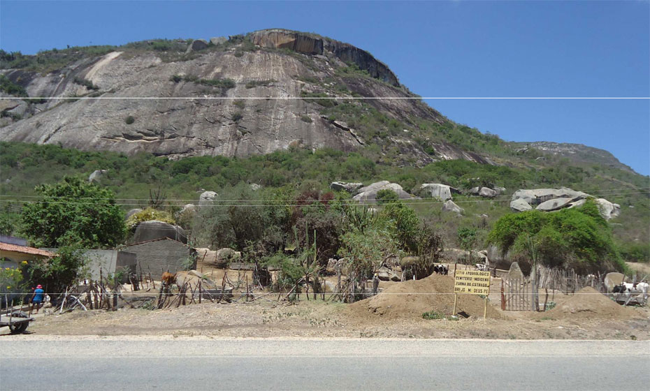 Vista da Serra da Boa Vista (Serra do Estrago) – encosta norte onde encontram-se os sítios arqueológicos da Furna do Estrago e Pedra do Letreiro