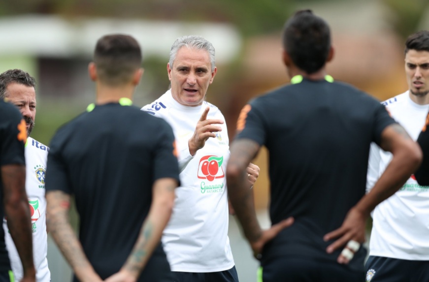 Tite orienta jogadores na Granja Comary