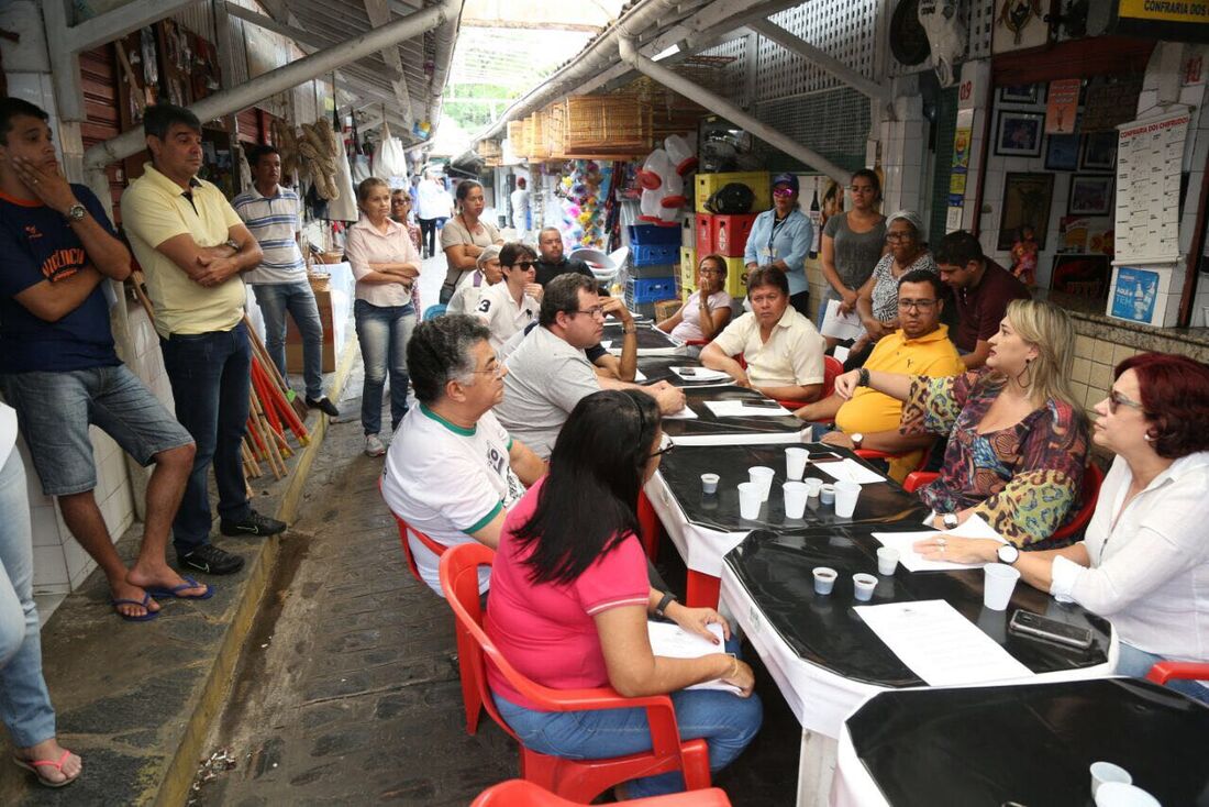 Aline e Berenice se reúnem com permissionários do Mercado da Madalena 
