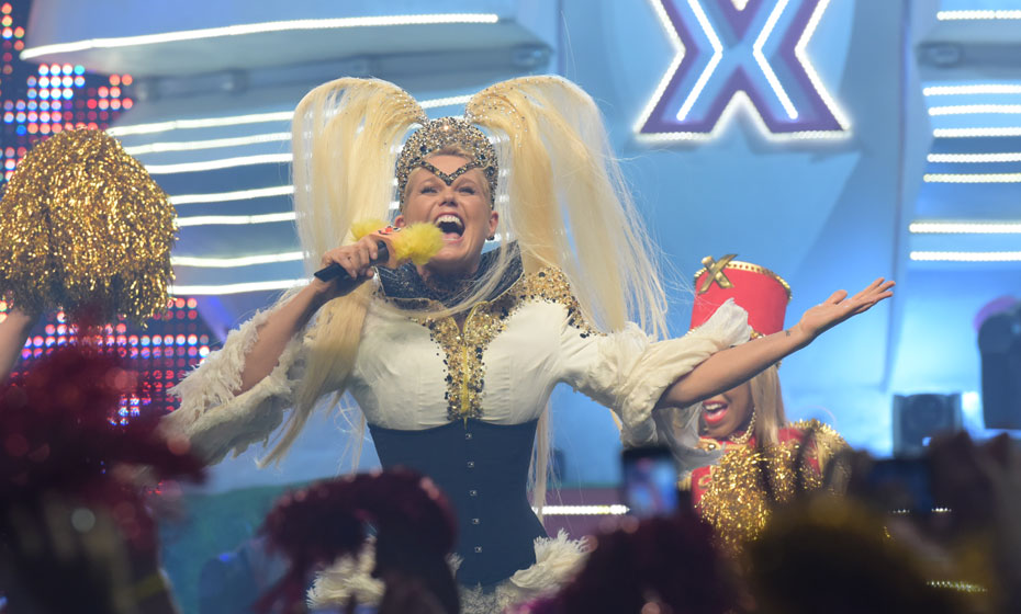 O show tem classificação 18 anos, e se utiliza da nostalgia para voltar aos anos 1990