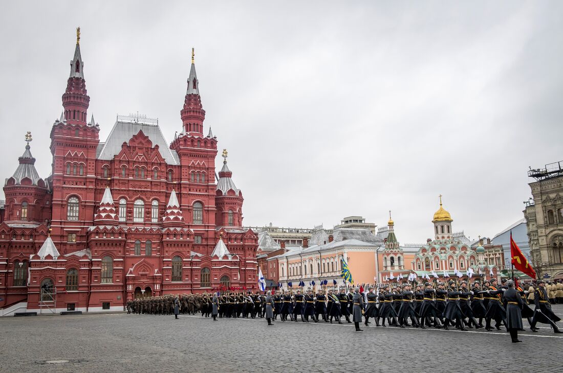 Desfile militar na Praça Vermelha apresenta os uniformes usados em 1941, na batalha de Moscou, durante a Segunda Guerra Mundial