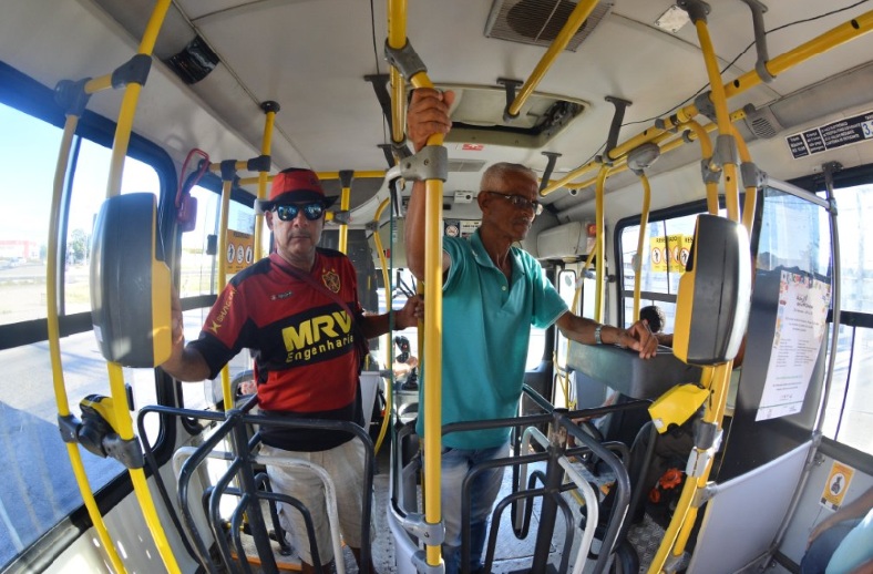 Ônibus está circulando com duas catracas