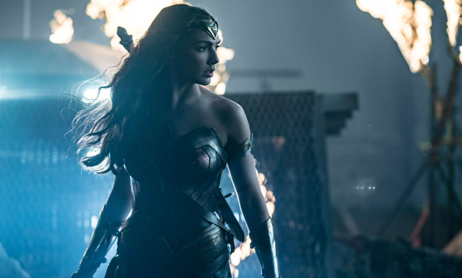 Mulher Maravilha (Gal Gadot) retorna para reunir uma equipe de super-heróis