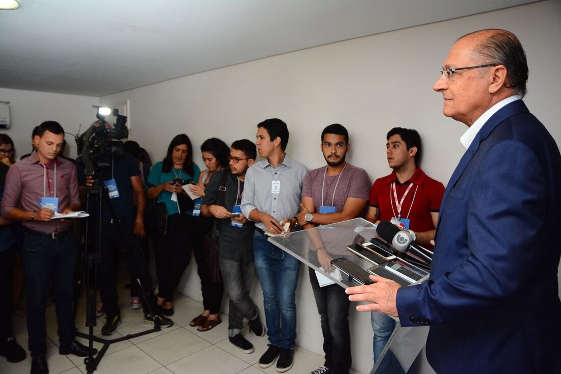 A top ficou responsável por cruzar a passarela vestindo o Fantasy Bra