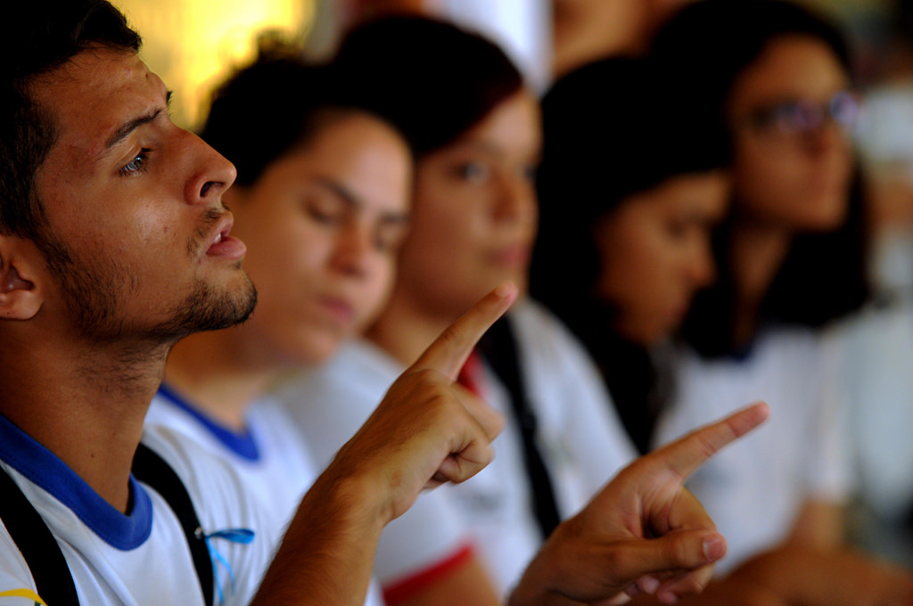 Jovens se comunicando em libras