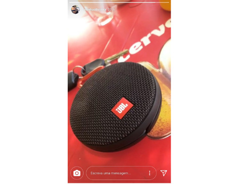 No Instagram, no dia da colisão, João Victor postou foto que mostrava uma caixa amplificadora de som e a chave de um carro em uma mesa de bar