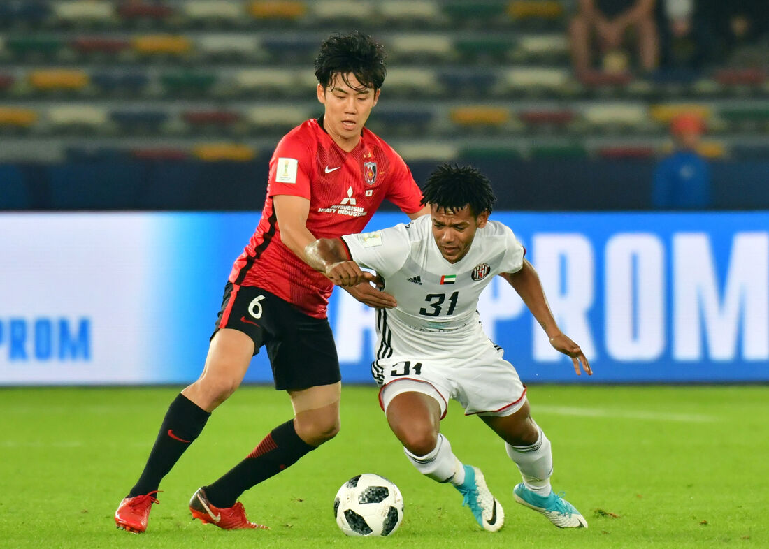 Romarinho, ex-Corinthians, é apresentado pelo Vitória 