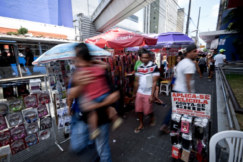 Comércio informal na avenida Conde da Boa Vista