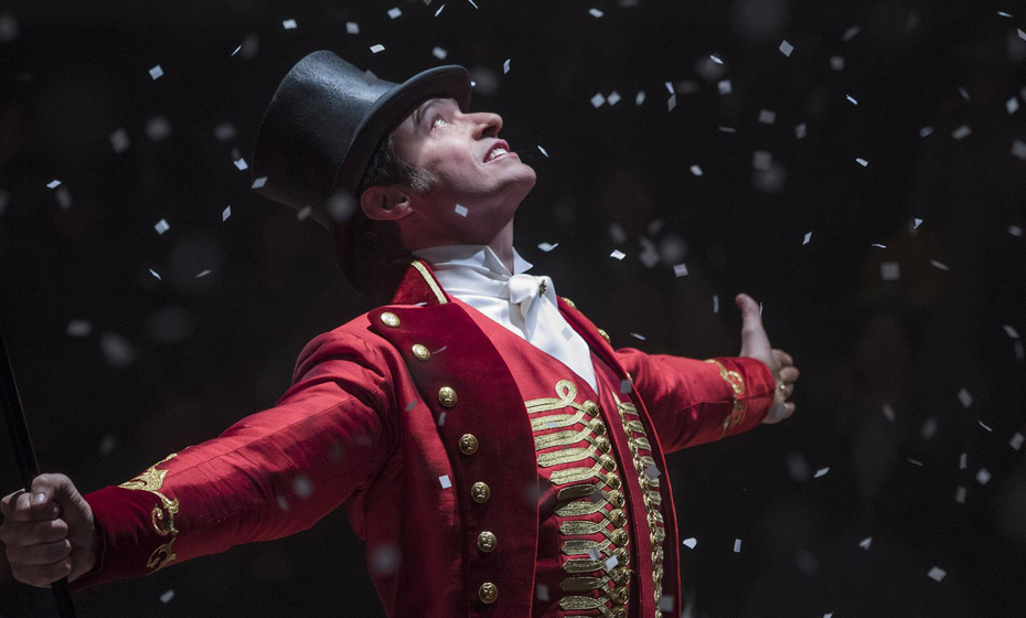 Hugh Jackman vive P.T. Barnum, produtor circense que revolucionou o entretenimento