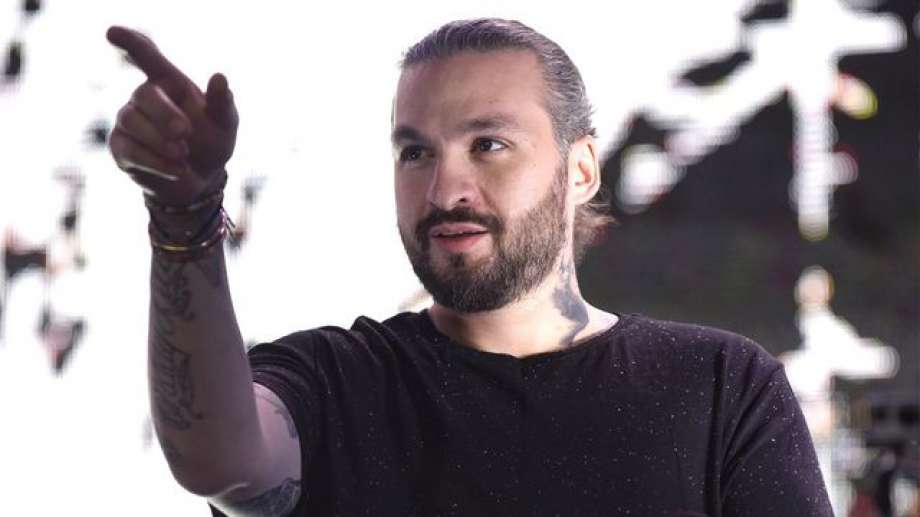 O DJ é queridinho no circuito internacional Ibiza e Los Angeles