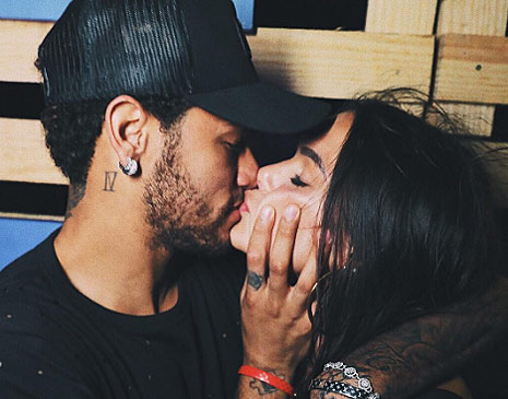 Neymar e Bruna Marquezine se beijam em Noronha