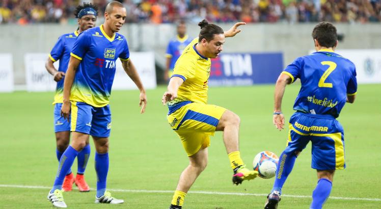 Safadão troca o microfone pela bola na Arena PE